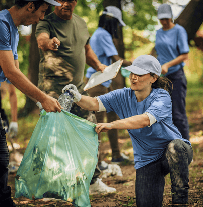 Personas colaborando en una actividad medioambiental de Afundación